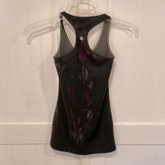 Lululemon Athletics razorback exercise top size 2 - Picture 3 of 3